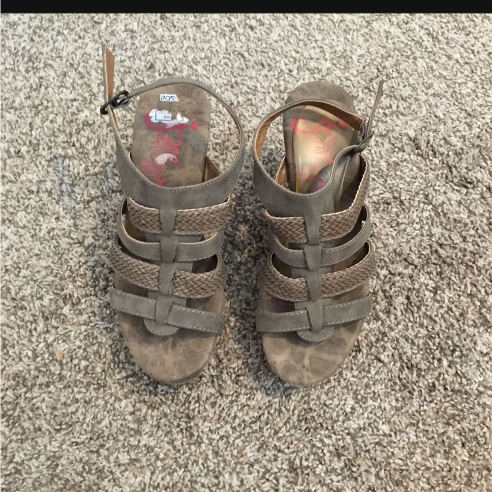 Barely used sandals(heels) size 8